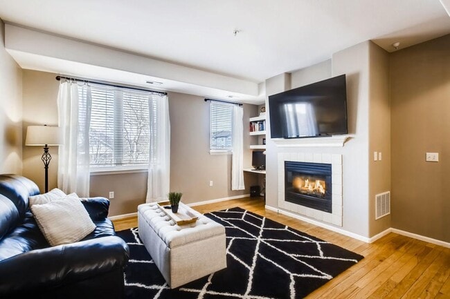 Building Photo - 2 bedromm, 2 bath townhome with attached 2...