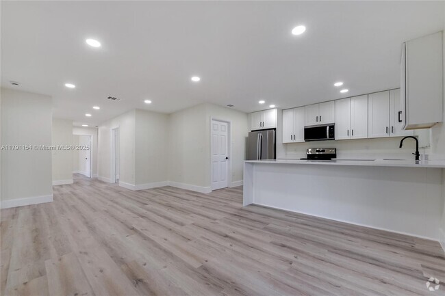 Building Photo - 2942 SW 25th St Unit 2942 Rental