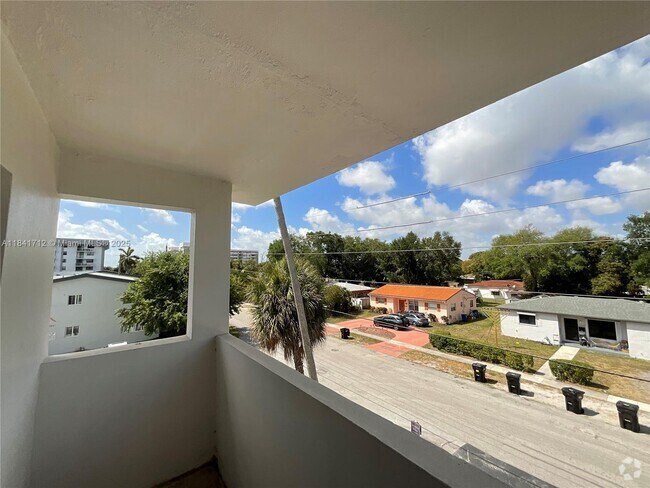 Building Photo - 17001 NE 9th Ave Unit 12C Rental