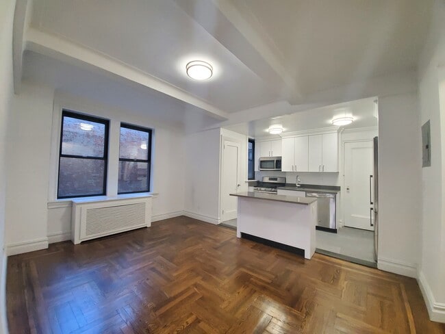 Building Photo - 25 W 68th St Unit 5B