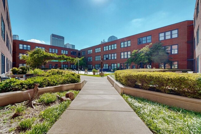 Building Photo - 2502 Live Oak St