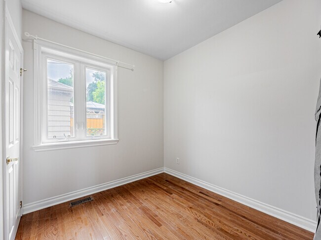 Photo - 122 Maybourne Ave