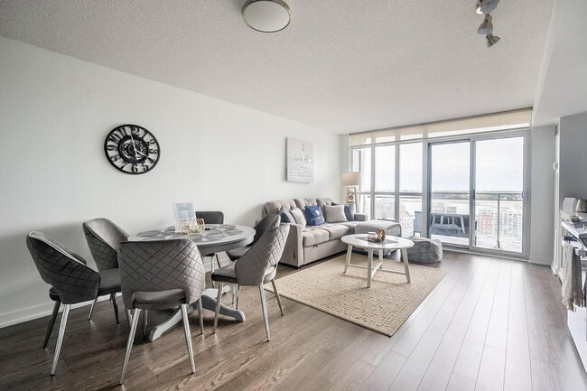 Building Photo - 462 Front St W