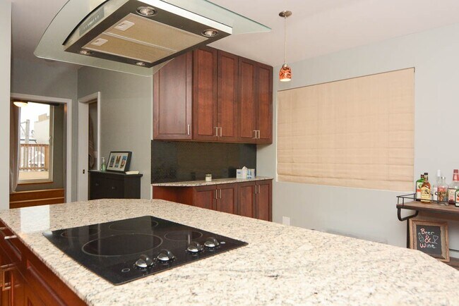 Photo - 944 N Winchester Ave Unit J07P