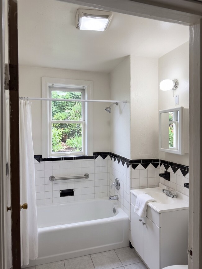 8687-8689-8689 Oriole Ave Unit 8687 1F