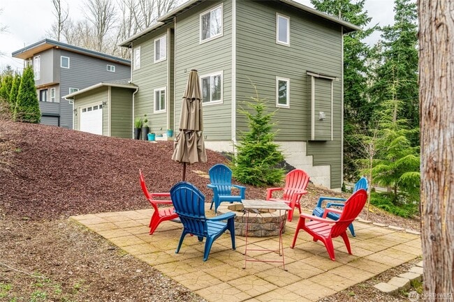 Building Photo - Newer 5 Bedroom House close to Shopping, Lake Padden, WWU, South Side of Bellingham