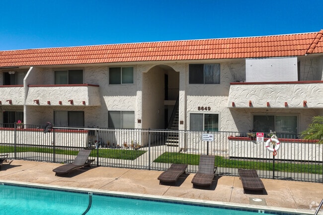 8609 Bulevar Lake Murray - Casa Dorada