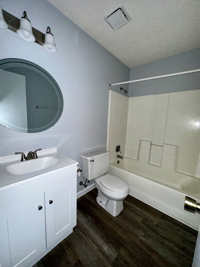 Photo - 205 Live Oak Ct