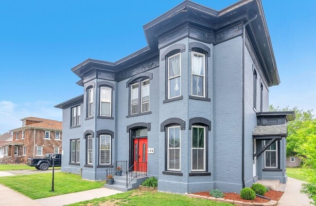 Building Photo - 139 Center St Unit Silvery