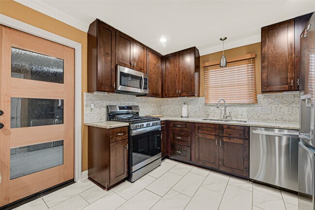 Building Photo - 1807 Strongs Ct