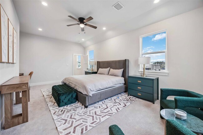 Photo - 303 Charlock St