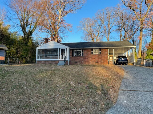 Adorable 3 Bedroom Off United Street - Adorable 3 Bedroom Off United Street