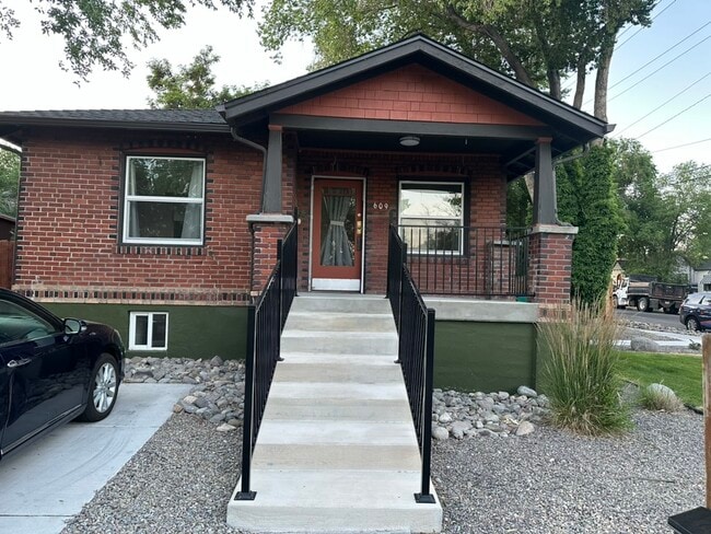 Building Photo - 609 W 11th St Unit A