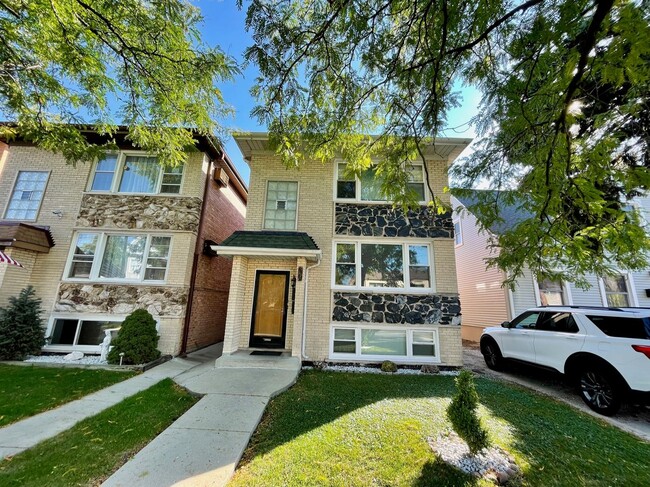 Photo - Freshly Renovated 3-Bed in Jefferson Park – In-Unit Laundry & Modern Upgrades! Unidad Apt #1