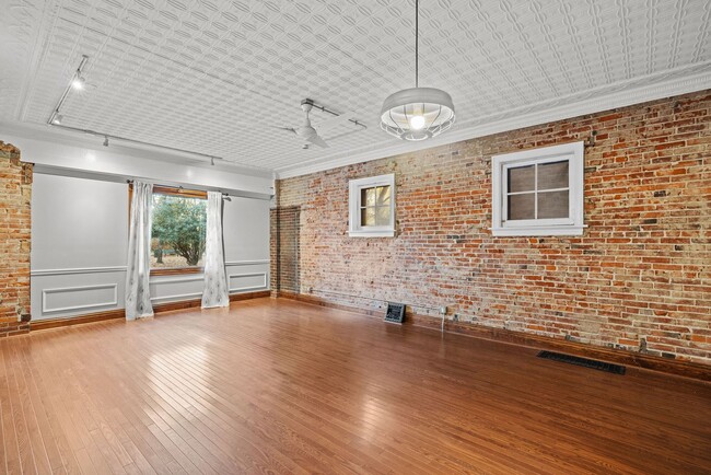 Building Photo - Charming 2 Bedroom Apartment in Benton Par... Unit 2009 Lynch St 1FL