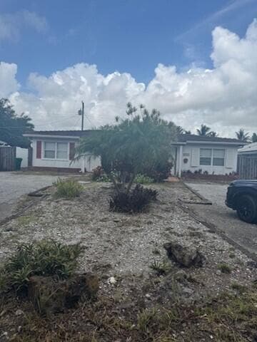 Building Photo - 13791 Oleander Ave Rental
