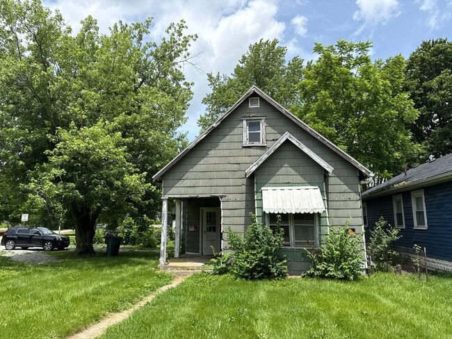 Building Photo - 2300 E Memorial Dr Rental