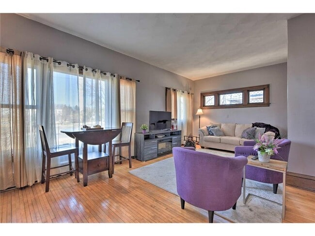 Photo - 108 2nd St S