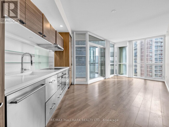 Photo - 45 Charles St E Unité 2012