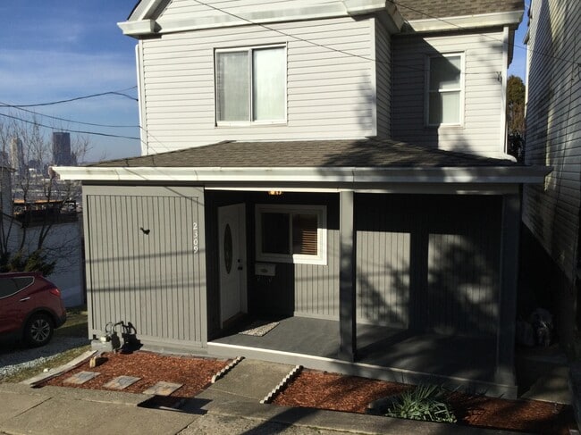 Building Photo - 2309 Wellington St Rental