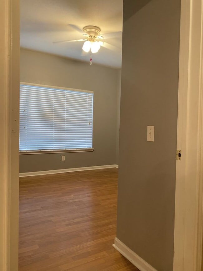 Photo - 447 W Longleaf Dr