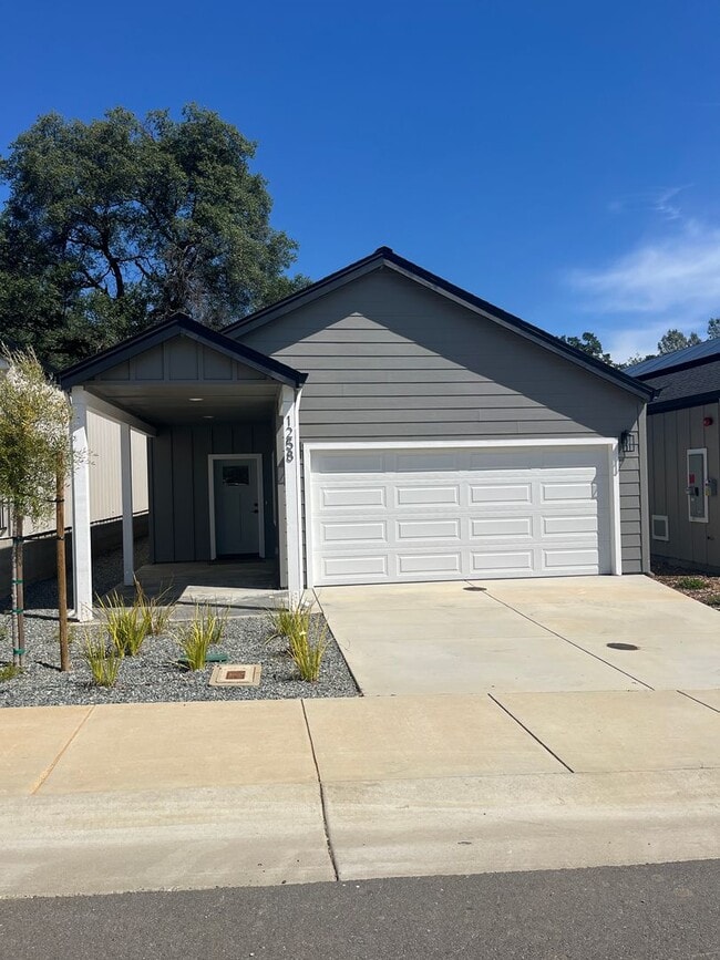 Building Photo - Brand New Build on Old Alturas - ALL Electric with City of Redding Solar!