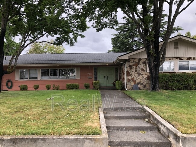 Photo - 710 NW Midland Ave