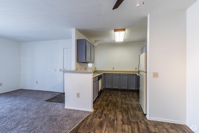 2 BR, 1 BA - 877SF