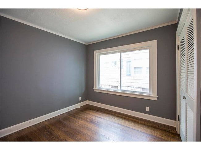 Photo - 5919 Kenwood Ave