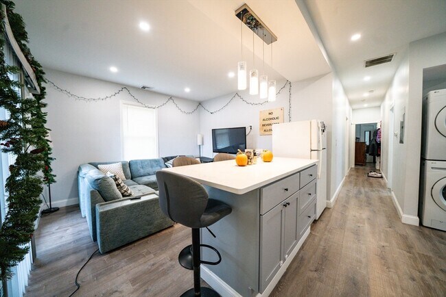 Photo - 137 Centre St Unit 3