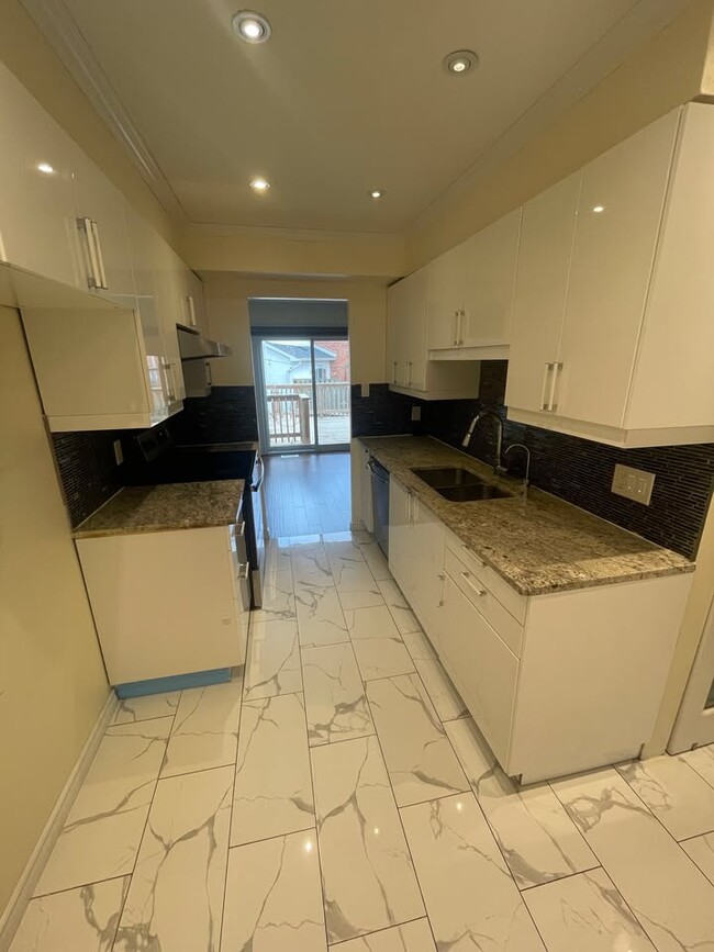 Photo - 407 Keats Way