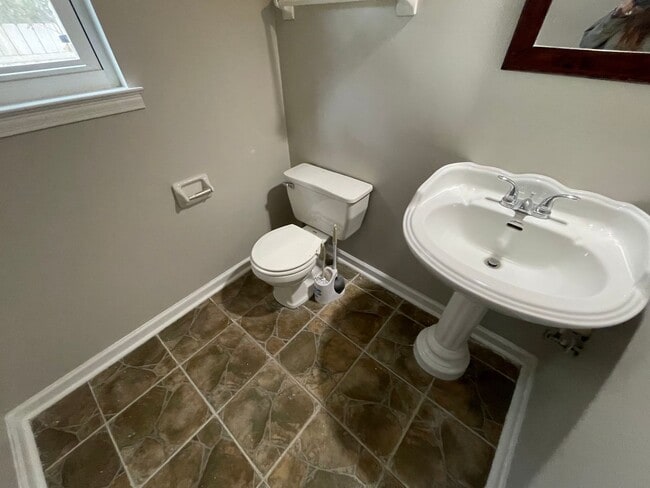 Photo - 764 Oak Dr E
