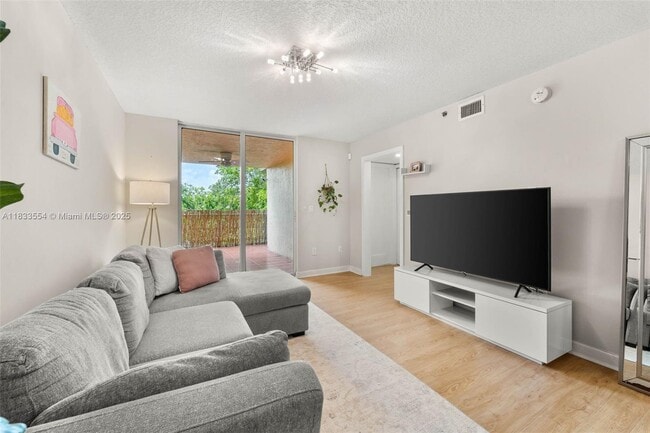 Photo - 1650 Coral Wy Unidad 404 Rental