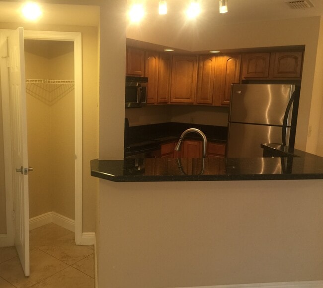 Building Photo - 3410 Pinewalk Dr N Unit 825