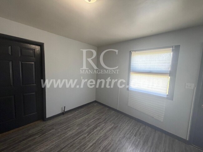 912.5 James Pl