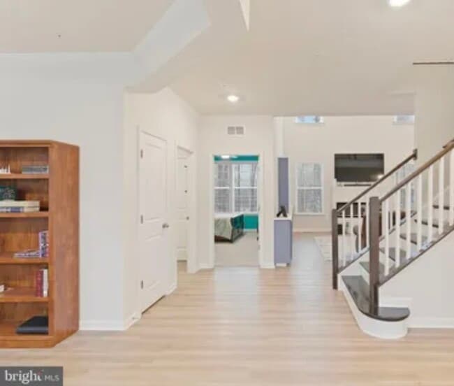 Entrada - 10910 Meridian Hill Way