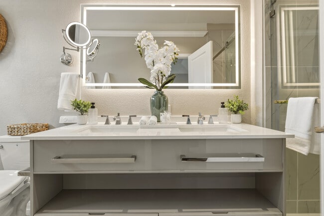 Dormitorio principal con baño privado, lavabo doble y bañera y ducha separadas.