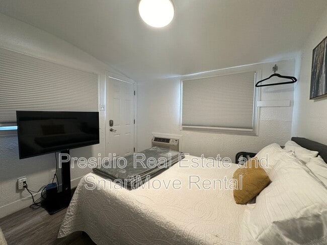 Photo - 1985 S 200 E