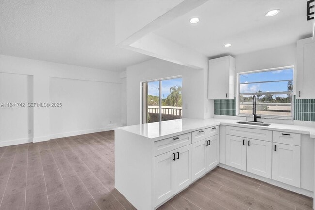 Building Photo - 1960 Marseille Dr Unit 304