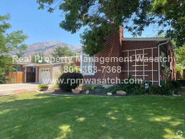 Building Photo - Come see this amazing 5 bedroom, 2 bath home