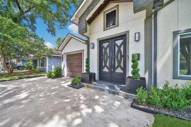 Photo - 2206 Saxon Dr