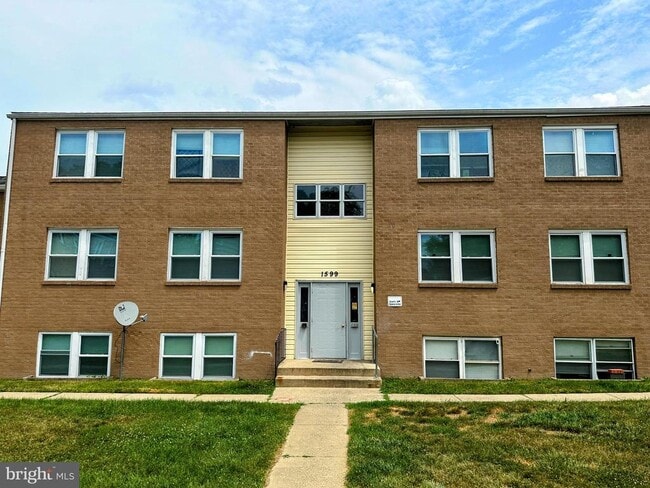 Building Photo - 1599 N East St Unit 12 Rental