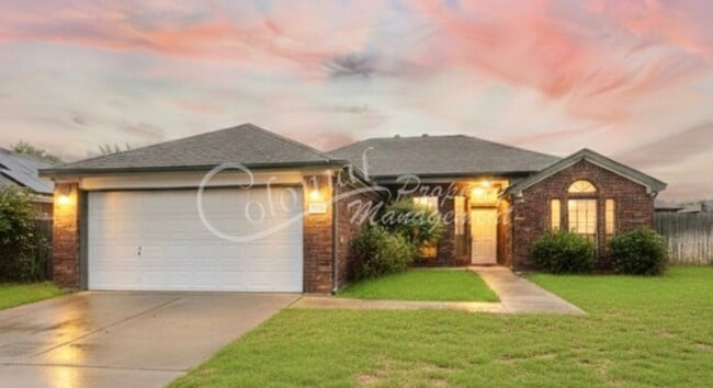 Building Photo - AVAILABLE ! *MORE PHOTOS COMING SOON*