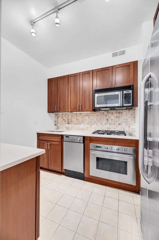 Beautiful 1 Bedroom 1 Bathroom Available - Beautiful 1 Bedroom 1 Bathroom  Available Condo Unit 21E