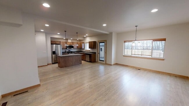Townhome by the Park - Spacious 2 Car Gara... - Townhome by the Park - Spacious 2 Car Gara...