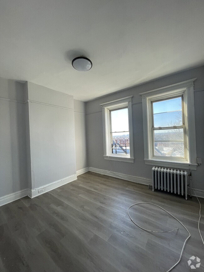 Building Photo - 104 Romaine Ave Unit 7 Rental