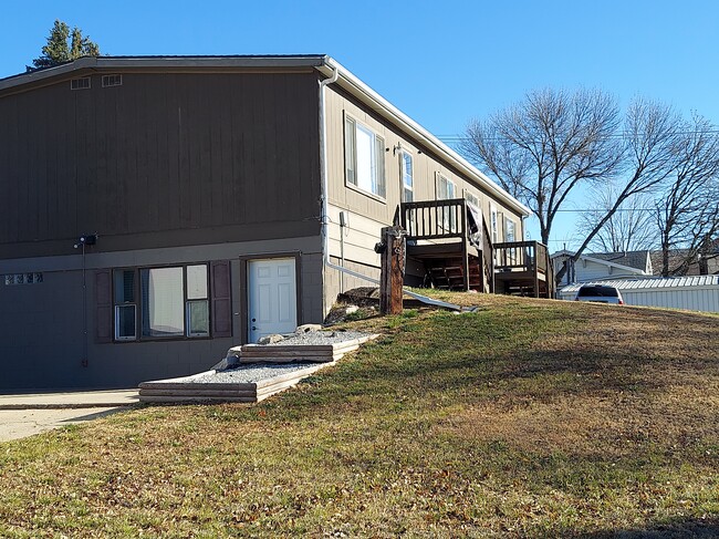 Building Photo - Neligh Triplex Unit 3B