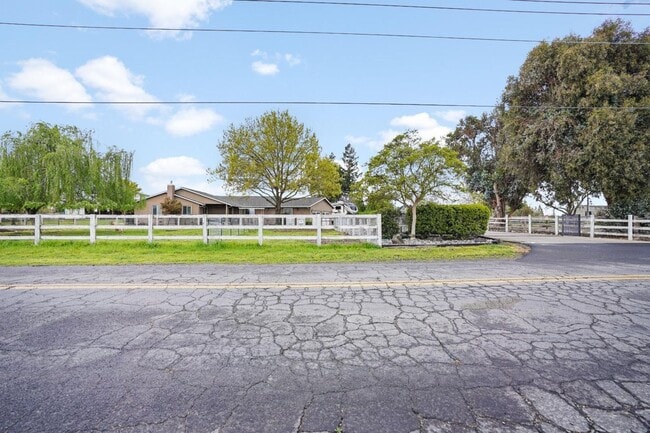 Building Photo - Stunning Country property in Oakdale! Rental