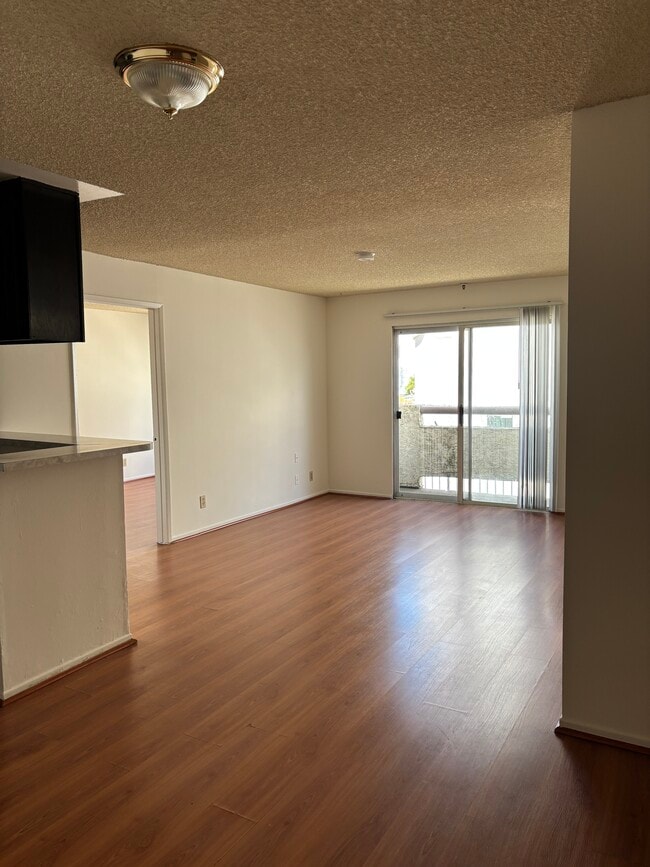Building Photo - 321 N Kenmore Ave Unit 104