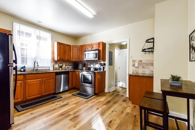 Photo - 951 Violet St SE